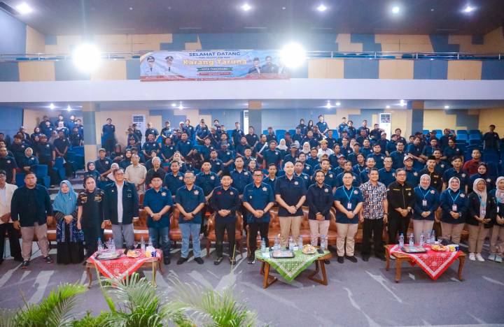 Wakil Wali Kota Tangerang Maryono memberikan arahan kepada pengurus Karang Taruna saat membuka Program Penguatan Kelembagaan Karang Taruna Kota Tangerang Tahun 2026 di Gedung Seni Budaya.