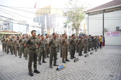 Wakil Wali Kota Tangerang Maryono memberikan arahan kepada jajaran Satpol PP saat memimpin apel pagi di lingkungan Satpol PP Kota Tangerang.