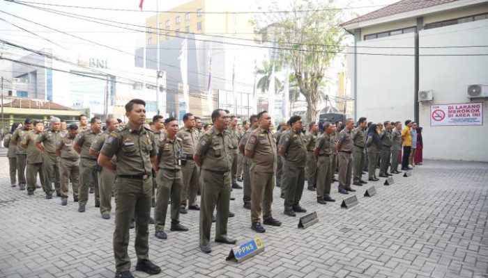 Wakil Wali Kota Tangerang Maryono memberikan arahan kepada jajaran Satpol PP saat memimpin apel pagi di lingkungan Satpol PP Kota Tangerang.