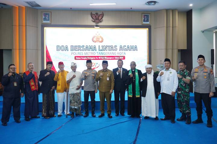 Wakil Wali Kota Tangerang Maryono menghadiri doa bersama lintas agama dalam rangka Hari Bhayangkara ke-80 di Mapolres Metro Tangerang Kota sebagai bentuk dukungan terhadap sinergi menjaga keamanan dan persatuan.