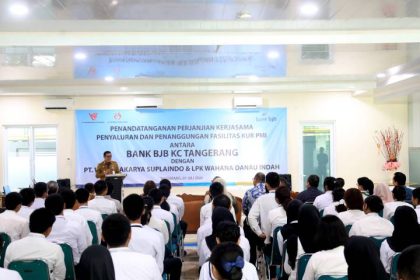 Wakil Wali Kota Tangerang Maryono menghadiri penandatanganan kerja sama penyaluran KUR Pekerja Migran Indonesia bersama Bank BJB, perusahaan penempatan, dan lembaga pelatihan sebagai upaya memperluas kesempatan kerja ke luar negeri.