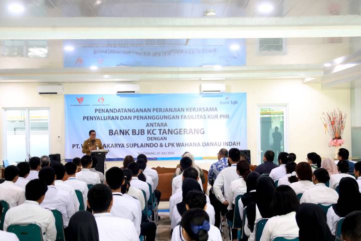 Wakil Wali Kota Tangerang Maryono menghadiri penandatanganan kerja sama penyaluran KUR Pekerja Migran Indonesia bersama Bank BJB, perusahaan penempatan, dan lembaga pelatihan sebagai upaya memperluas kesempatan kerja ke luar negeri.