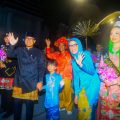 Wakil Wali Kota Tangerang Selatan Pilar Saga Ichsan memimpin defile kontingen Tangsel pada Karnaval Budaya APEKSI 2026 di Kota Medan dengan menampilkan perpaduan budaya Betawi dan Tionghoa.