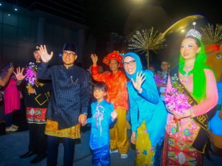 Wakil Wali Kota Tangerang Selatan Pilar Saga Ichsan memimpin defile kontingen Tangsel pada Karnaval Budaya APEKSI 2026 di Kota Medan dengan menampilkan perpaduan budaya Betawi dan Tionghoa.