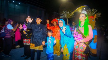 Wakil Wali Kota Tangerang Selatan Pilar Saga Ichsan memimpin defile kontingen Tangsel pada Karnaval Budaya APEKSI 2026 di Kota Medan dengan menampilkan perpaduan budaya Betawi dan Tionghoa.