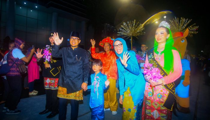 Wakil Wali Kota Tangerang Selatan Pilar Saga Ichsan memimpin defile kontingen Tangsel pada Karnaval Budaya APEKSI 2026 di Kota Medan dengan menampilkan perpaduan budaya Betawi dan Tionghoa.