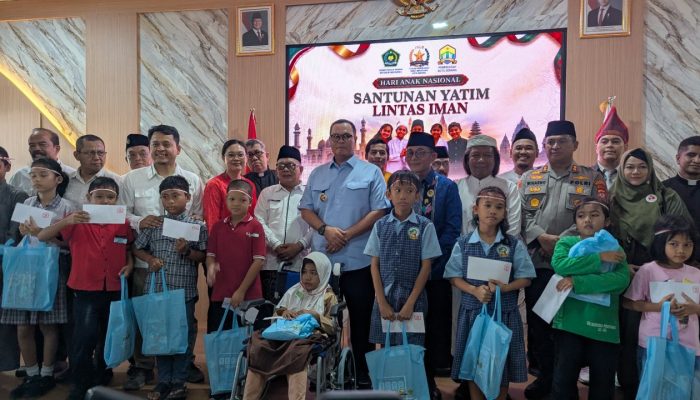 Wali Kota Serang Budi Rustandi menghadiri kegiatan santunan 100 anak yatim lintas iman di Aula Kantor Kementerian Agama Kota Serang.
