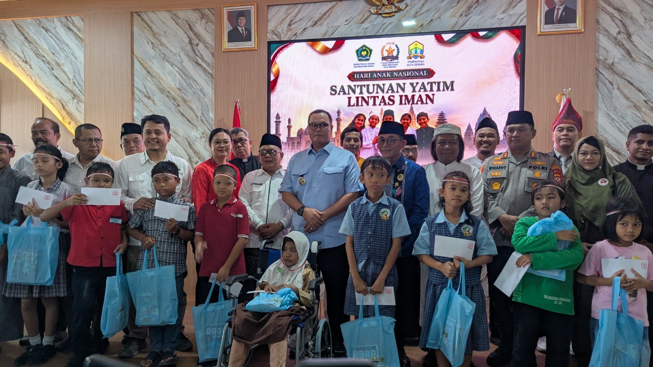 Wali Kota Serang Budi Rustandi menghadiri kegiatan santunan 100 anak yatim lintas iman di Aula Kantor Kementerian Agama Kota Serang.