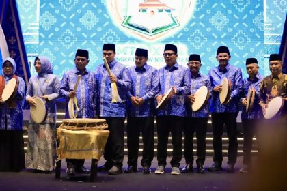 Wali Kota Tangerang Sachrudin bersama Wakil Wali Kota Maryono memberikan dukungan langsung kepada Kafilah Kota Tangerang saat pembukaan MTQ Banten XXIII 2026 di Masjid Raya Al-Bantani, Kota Serang.