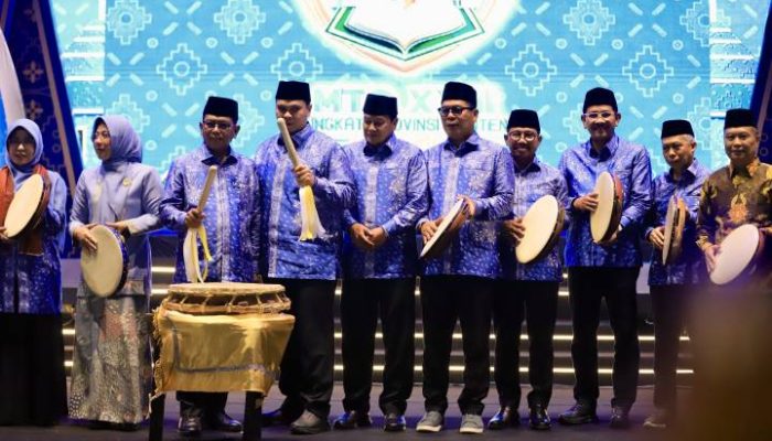 Wali Kota Tangerang Sachrudin bersama Wakil Wali Kota Maryono memberikan dukungan langsung kepada Kafilah Kota Tangerang saat pembukaan MTQ Banten XXIII 2026 di Masjid Raya Al-Bantani, Kota Serang.