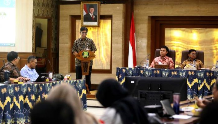 Wali Kota Tangerang Sachrudin memberikan arahan dalam sosialisasi Peraturan Pemerintah Nomor 16 Tahun 2021 tentang Penyelenggaraan Bangunan Gedung di Pusat Pemerintahan Kota Tangerang, Kamis (16/7/2026).