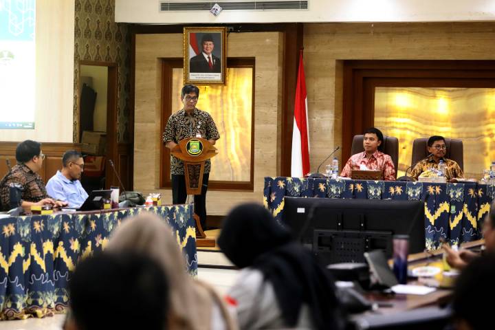 Wali Kota Tangerang Sachrudin memberikan arahan dalam sosialisasi Peraturan Pemerintah Nomor 16 Tahun 2021 tentang Penyelenggaraan Bangunan Gedung di Pusat Pemerintahan Kota Tangerang, Kamis (16/7/2026).