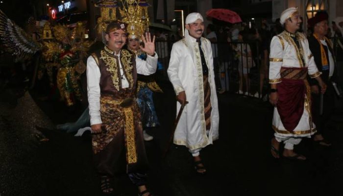 Wali Kota Tangerang Sachrudin memimpin langsung kontingen Kota Tangerang saat menampilkan berbagai atraksi budaya pada Karnaval Budaya Nusantara dalam Rakernas APEKSI XVIII Tahun 2026 di Kota Medan.