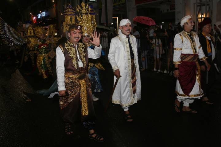 Wali Kota Tangerang Sachrudin memimpin langsung kontingen Kota Tangerang saat menampilkan berbagai atraksi budaya pada Karnaval Budaya Nusantara dalam Rakernas APEKSI XVIII Tahun 2026 di Kota Medan.