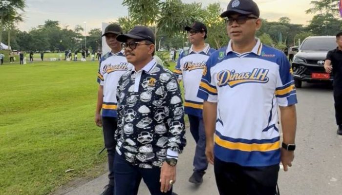 Wali Kota Tangerang Sachrudin menanam bibit pohon duku di Taman Cadika, Kota Medan, dalam rangkaian RAKERNAS APEKSI 2026 sebagai bentuk komitmen pemerintah daerah terhadap pelestarian lingkungan dan pengendalian perubahan iklim.