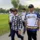 Wali Kota Tangerang Sachrudin menanam bibit pohon duku di Taman Cadika, Kota Medan, dalam rangkaian RAKERNAS APEKSI 2026 sebagai bentuk komitmen pemerintah daerah terhadap pelestarian lingkungan dan pengendalian perubahan iklim.