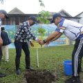 Wali Kota Tangerang Sachrudin mengikuti aksi tanam pohon pada rangkaian Rakernas XVIII Apeksi di Taman Candika, Kota Medan, sebagai bentuk komitmen menjaga kelestarian lingkungan.