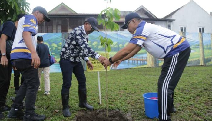 Wali Kota Tangerang Sachrudin mengikuti aksi tanam pohon pada rangkaian Rakernas XVIII Apeksi di Taman Candika, Kota Medan, sebagai bentuk komitmen menjaga kelestarian lingkungan.