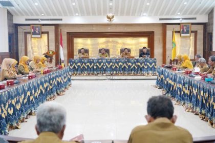 Wali Kota Tangerang Sachrudin menyerahkan Surat Keputusan (SK) pensiun kepada ASN yang akan memasuki masa purna bakti dalam kegiatan Sosialisasi Ketaspenan di Pusat Pemerintahan Kota Tangerang.