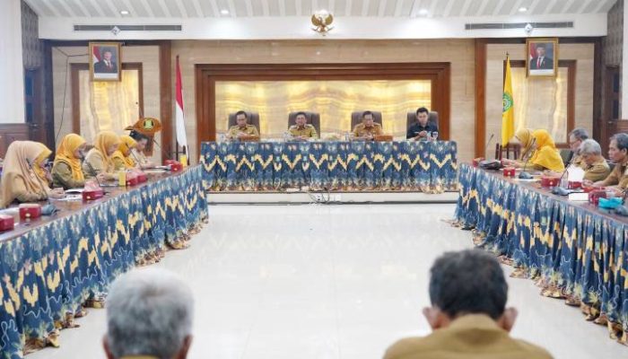 Wali Kota Tangerang Sachrudin menyerahkan Surat Keputusan (SK) pensiun kepada ASN yang akan memasuki masa purna bakti dalam kegiatan Sosialisasi Ketaspenan di Pusat Pemerintahan Kota Tangerang.