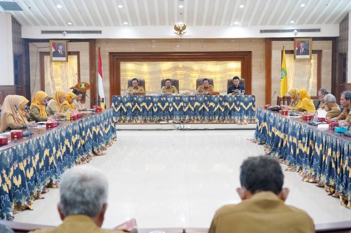Wali Kota Tangerang Sachrudin menyerahkan Surat Keputusan (SK) pensiun kepada ASN yang akan memasuki masa purna bakti dalam kegiatan Sosialisasi Ketaspenan di Pusat Pemerintahan Kota Tangerang.