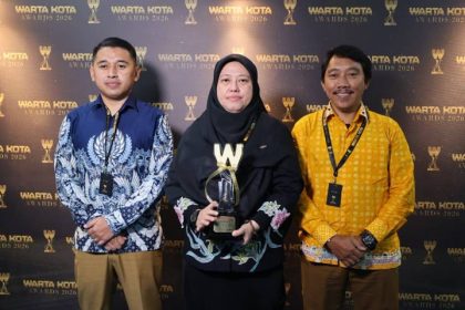 Wali Kota Tangerang menerima penghargaan Warta Kota Award 2026 atas keberhasilan Super App Tangerang LIVE sebagai inovasi layanan publik digital terintegrasi.