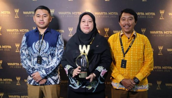 Wali Kota Tangerang menerima penghargaan Warta Kota Award 2026 atas keberhasilan Super App Tangerang LIVE sebagai inovasi layanan publik digital terintegrasi.