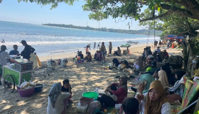 Petugas memantau aktivitas wisata di kawasan Pantai Anyer dan Carita setelah Gunung Anak Krakatau berstatus Level III (Siaga). Pemprov Banten memastikan mitigasi bencana terus diperkuat tanpa mengganggu aktivitas wisata.