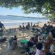 Petugas memantau aktivitas wisata di kawasan Pantai Anyer dan Carita setelah Gunung Anak Krakatau berstatus Level III (Siaga). Pemprov Banten memastikan mitigasi bencana terus diperkuat tanpa mengganggu aktivitas wisata.
