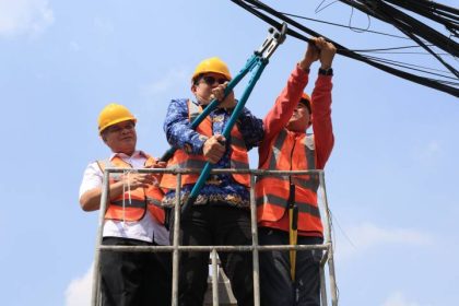 Proses penataan jaringan utilitas bawah tanah di Kota Tangerang melalui relokasi kabel udara secara bertahap.