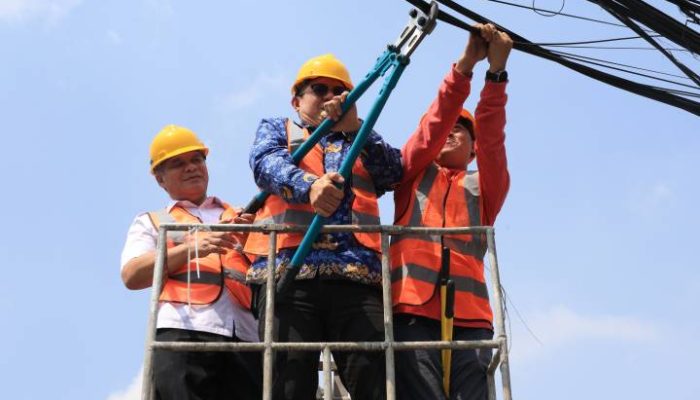 Proses penataan jaringan utilitas bawah tanah di Kota Tangerang melalui relokasi kabel udara secara bertahap.