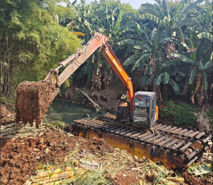 Alat berat melakukan Normalisasi Kali Serua di Ciledug, Kota Tangerang, sebagai bagian dari mitigasi banjir jangka panjang.