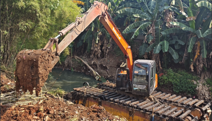 Alat berat melakukan Normalisasi Kali Serua di Ciledug, Kota Tangerang, sebagai bagian dari mitigasi banjir jangka panjang.