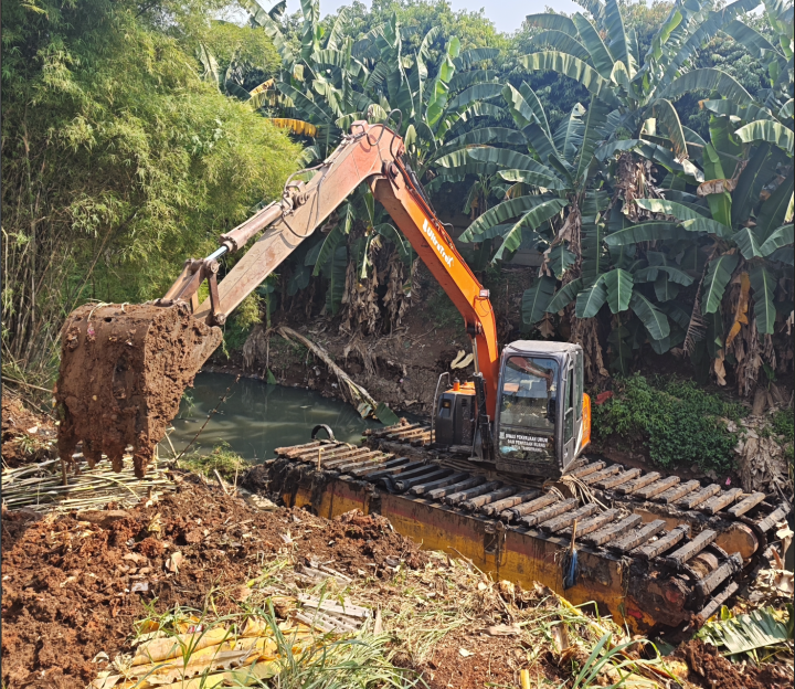 Alat berat melakukan Normalisasi Kali Serua di Ciledug, Kota Tangerang, sebagai bagian dari mitigasi banjir jangka panjang.