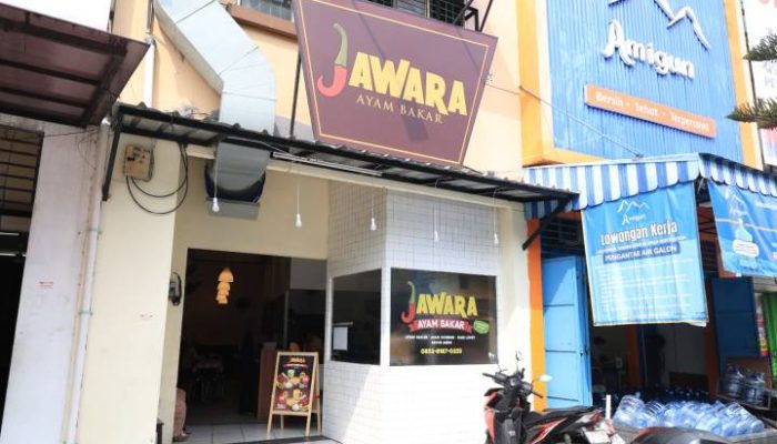 Jessica, mantan karyawan Singapore Airlines, mengelola Ayam Bakar Jawara di Modernland, Kota Tangerang, yang telah berdiri selama tujuh tahun.