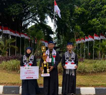 Achmad Syarif dari Pondok Pesantren Daarul Ma’arij Kota Serang menerima penghargaan sebagai Juara 1 Harmony Speech Festival Berbasis Dalil Kitab Suci Lintas Agama tingkat nasional yang diselenggarakan FKUB Kota Serang.