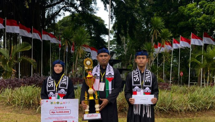 Achmad Syarif dari Pondok Pesantren Daarul Ma’arij Kota Serang menerima penghargaan sebagai Juara 1 Harmony Speech Festival Berbasis Dalil Kitab Suci Lintas Agama tingkat nasional yang diselenggarakan FKUB Kota Serang.