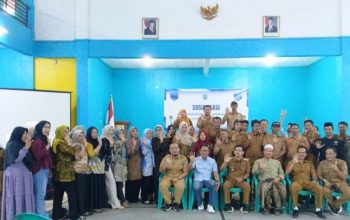 Anggota Komisi IV DPRD Kabupaten Serang Ahmad Muhibbin saat menyampaikan materi sosialisasi pengelolaan persampahan berbasis masyarakat di Kecamatan Tirtayasa, Selasa (11/8/2026). Ia mengusulkan konsep 5R sebagai solusi memperkuat penanganan sampah di Kabupaten Serang.