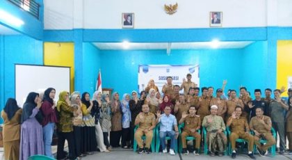 Anggota Komisi IV DPRD Kabupaten Serang Ahmad Muhibbin saat menyampaikan materi sosialisasi pengelolaan persampahan berbasis masyarakat di Kecamatan Tirtayasa, Selasa (11/8/2026). Ia mengusulkan konsep 5R sebagai solusi memperkuat penanganan sampah di Kabupaten Serang.