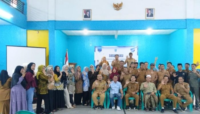 Anggota Komisi IV DPRD Kabupaten Serang Ahmad Muhibbin saat menyampaikan materi sosialisasi pengelolaan persampahan berbasis masyarakat di Kecamatan Tirtayasa, Selasa (11/8/2026). Ia mengusulkan konsep 5R sebagai solusi memperkuat penanganan sampah di Kabupaten Serang.