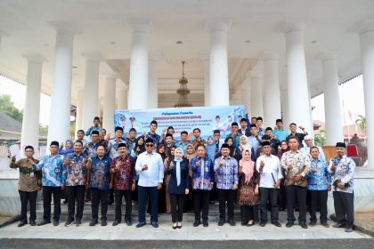 Bupati Serang Ratu Rachmatuzakiyah melepas 20 peserta pelatihan kaligrafi Al-Qur'an yang akan mengikuti pendidikan intensif selama satu tahun di Pondok Pesantren Lemka Sukabumi untuk persiapan MTQ Provinsi Banten 2027.