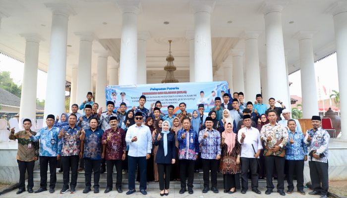 Bupati Serang Ratu Rachmatuzakiyah melepas 20 peserta pelatihan kaligrafi Al-Qur'an yang akan mengikuti pendidikan intensif selama satu tahun di Pondok Pesantren Lemka Sukabumi untuk persiapan MTQ Provinsi Banten 2027.