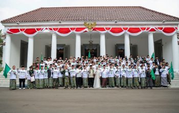 Gubernur Banten Andra Soni melepas keberangkatan delegasi PWNU Banten menuju Muktamar Ke-35 Nahdlatul Ulama di Jombang, Jawa Timur, sekaligus menerima pengalungan sarung muktamar sebagai simbol sinergi antara pemerintah daerah dan NU.