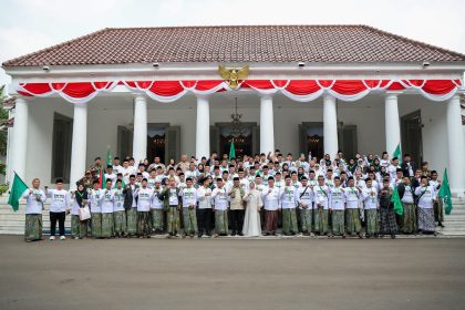 Gubernur Banten Andra Soni melepas keberangkatan delegasi PWNU Banten menuju Muktamar Ke-35 Nahdlatul Ulama di Jombang, Jawa Timur, sekaligus menerima pengalungan sarung muktamar sebagai simbol sinergi antara pemerintah daerah dan NU.