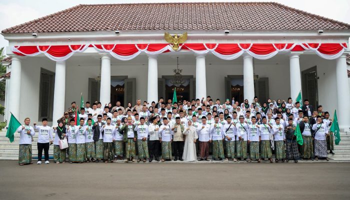 Gubernur Banten Andra Soni melepas keberangkatan delegasi PWNU Banten menuju Muktamar Ke-35 Nahdlatul Ulama di Jombang, Jawa Timur, sekaligus menerima pengalungan sarung muktamar sebagai simbol sinergi antara pemerintah daerah dan NU.