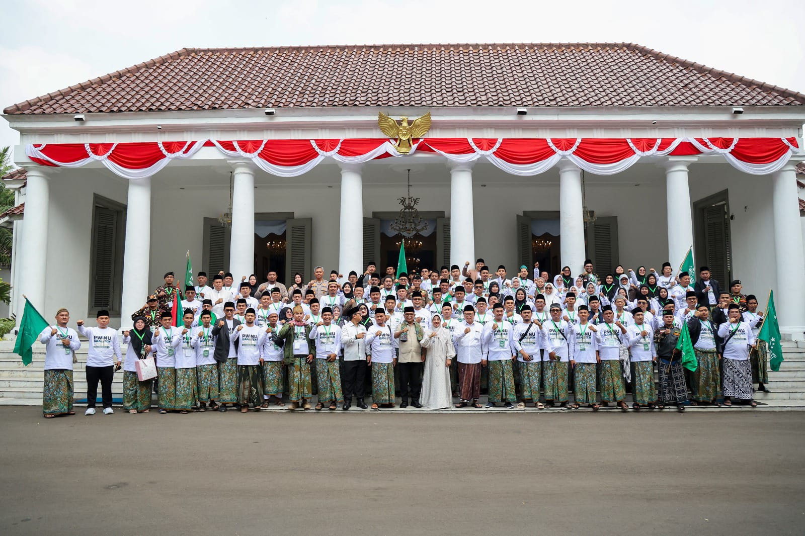 Gubernur Banten Andra Soni melepas keberangkatan delegasi PWNU Banten menuju Muktamar Ke-35 Nahdlatul Ulama di Jombang, Jawa Timur, sekaligus menerima pengalungan sarung muktamar sebagai simbol sinergi antara pemerintah daerah dan NU.
