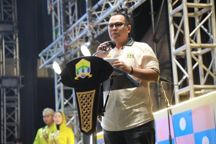 Wali Kota Serang Budi Rustandi membuka Kota Serang Fair 2026 di Stadion Maulana Yusuf dan mengajak warga membeli produk UMKM lokal.