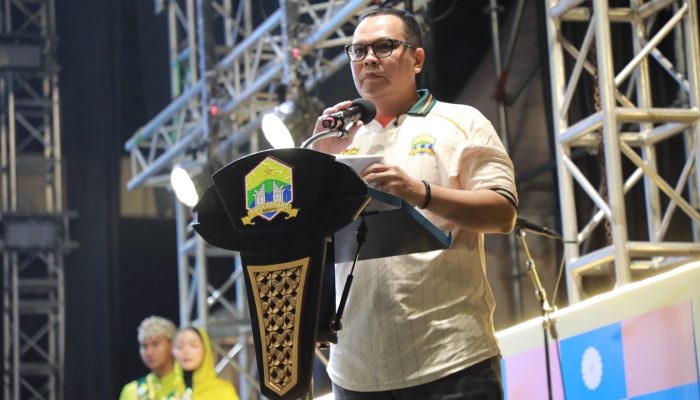 Wali Kota Serang Budi Rustandi membuka Kota Serang Fair 2026 di Stadion Maulana Yusuf dan mengajak warga membeli produk UMKM lokal.