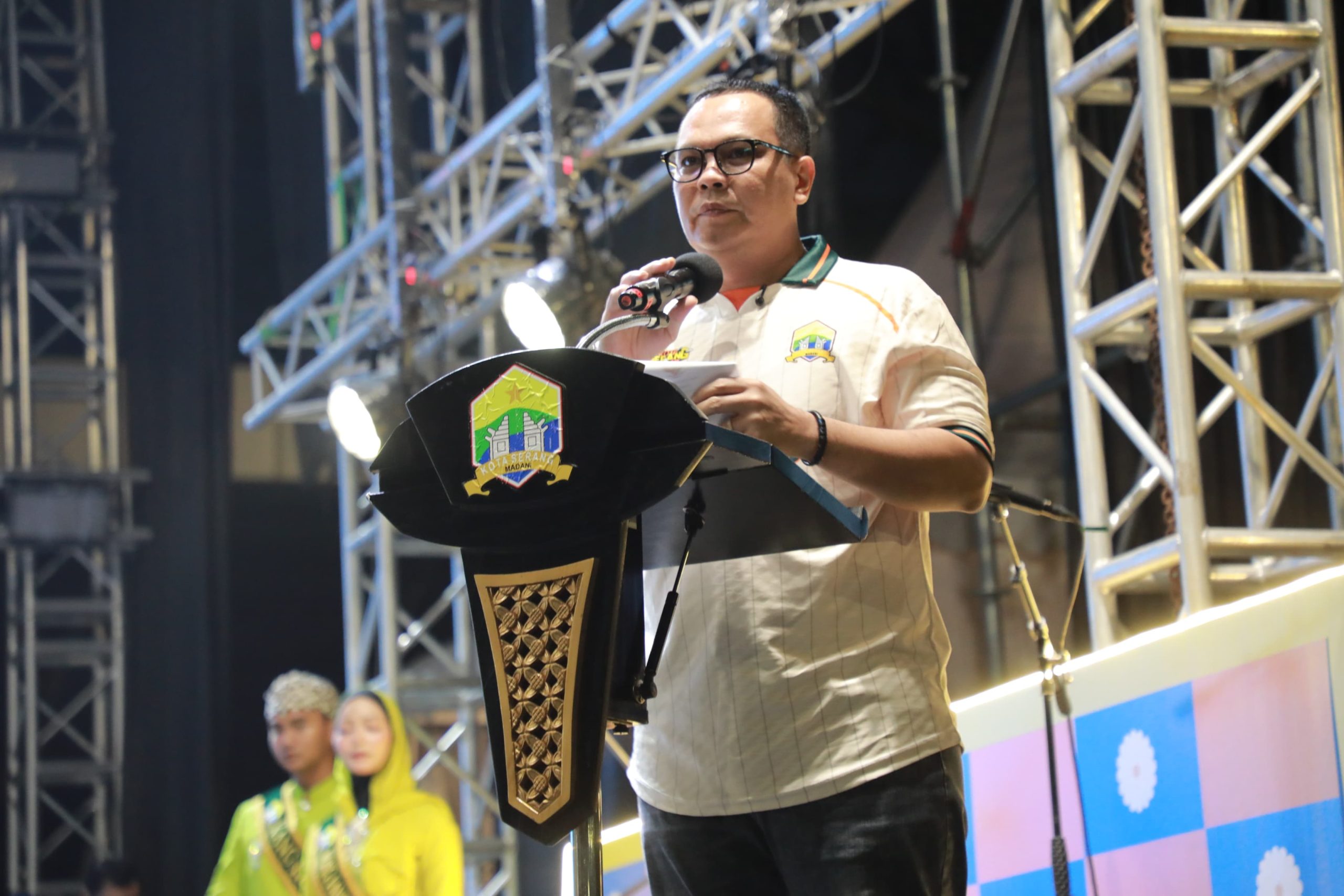 Wali Kota Serang Budi Rustandi membuka Kota Serang Fair 2026 di Stadion Maulana Yusuf dan mengajak warga membeli produk UMKM lokal.