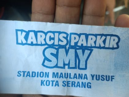 Karcis diduga parkir liar kawasan Stadion Mini selama pelaksanaan Kota Serang Fair 2026.